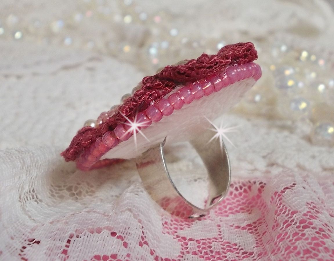 Bague Magnolia brod&eacute;e avec une dentelle bordeaux, un cabochon facett&eacute; Rose et des perles nacr&eacute;es