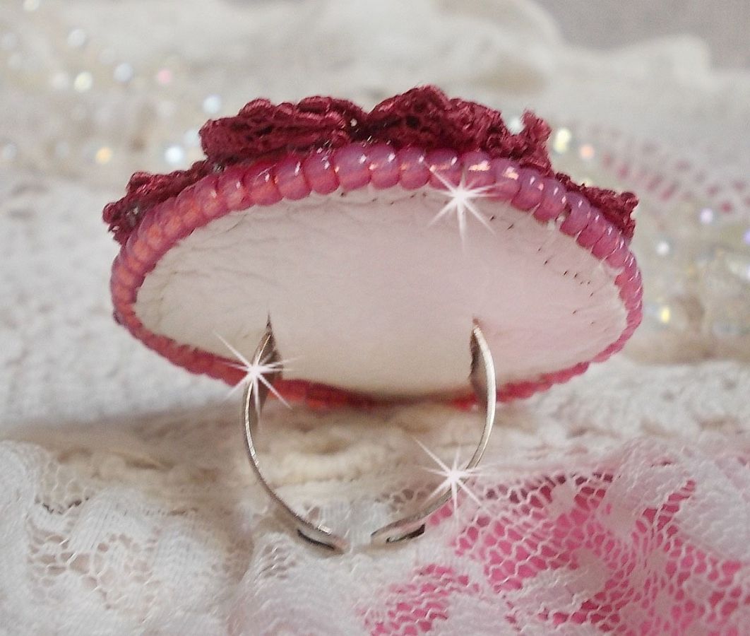 Bague Magnolia brod&eacute;e avec une dentelle bordeaux, un cabochon facett&eacute; Rose et des perles nacr&eacute;es