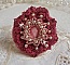 Bague Magnolia brod&eacute;e avec une dentelle bordeaux, un cabochon facett&eacute; Rose et des perles nacr&eacute;es
