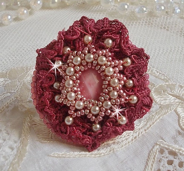 Bague Magnolia brod&eacute;e avec une dentelle bordeaux, un cabochon facett&eacute; Rose et des perles nacr&eacute;es