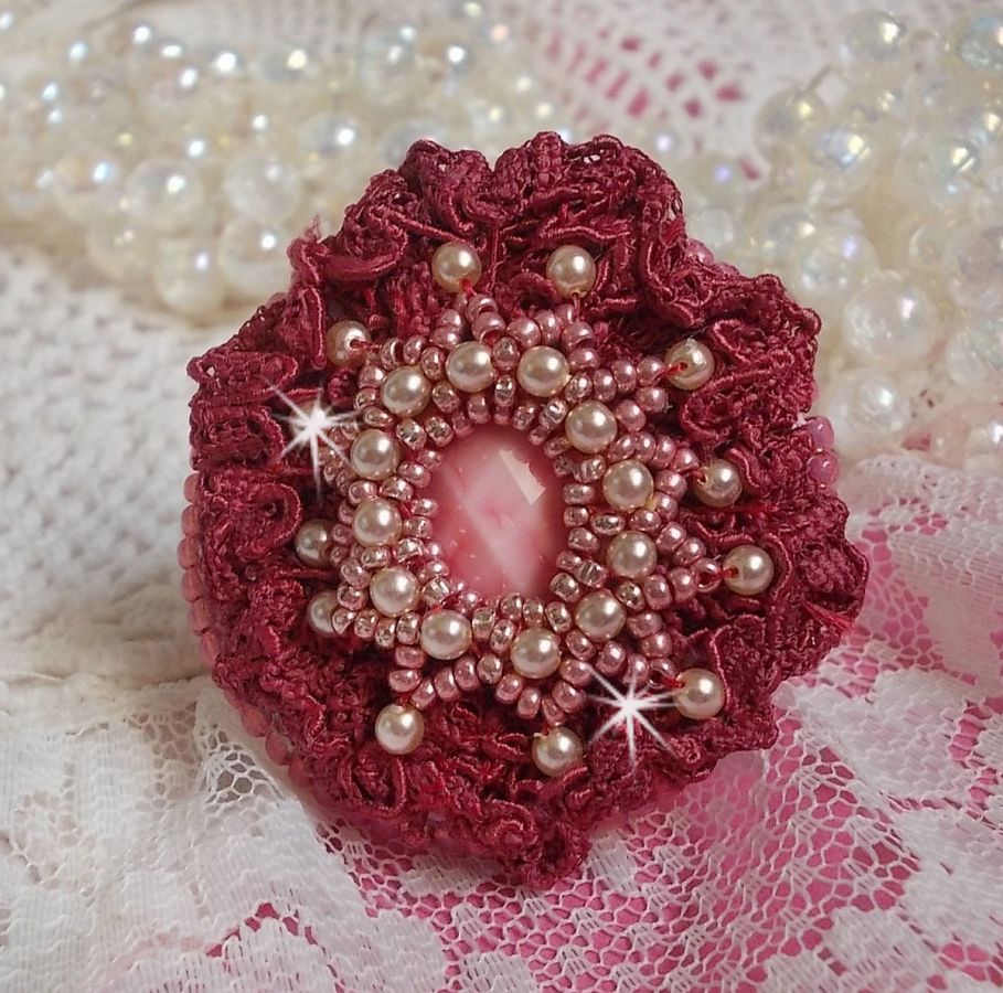 Bague Magnolia brod&eacute;e avec une dentelle bordeaux, un cabochon facett&eacute; Rose et des perles nacr&eacute;es