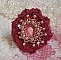 Bague Magnolia brod&eacute;e avec une dentelle bordeaux, un cabochon facett&eacute; Rose et des perles nacr&eacute;es