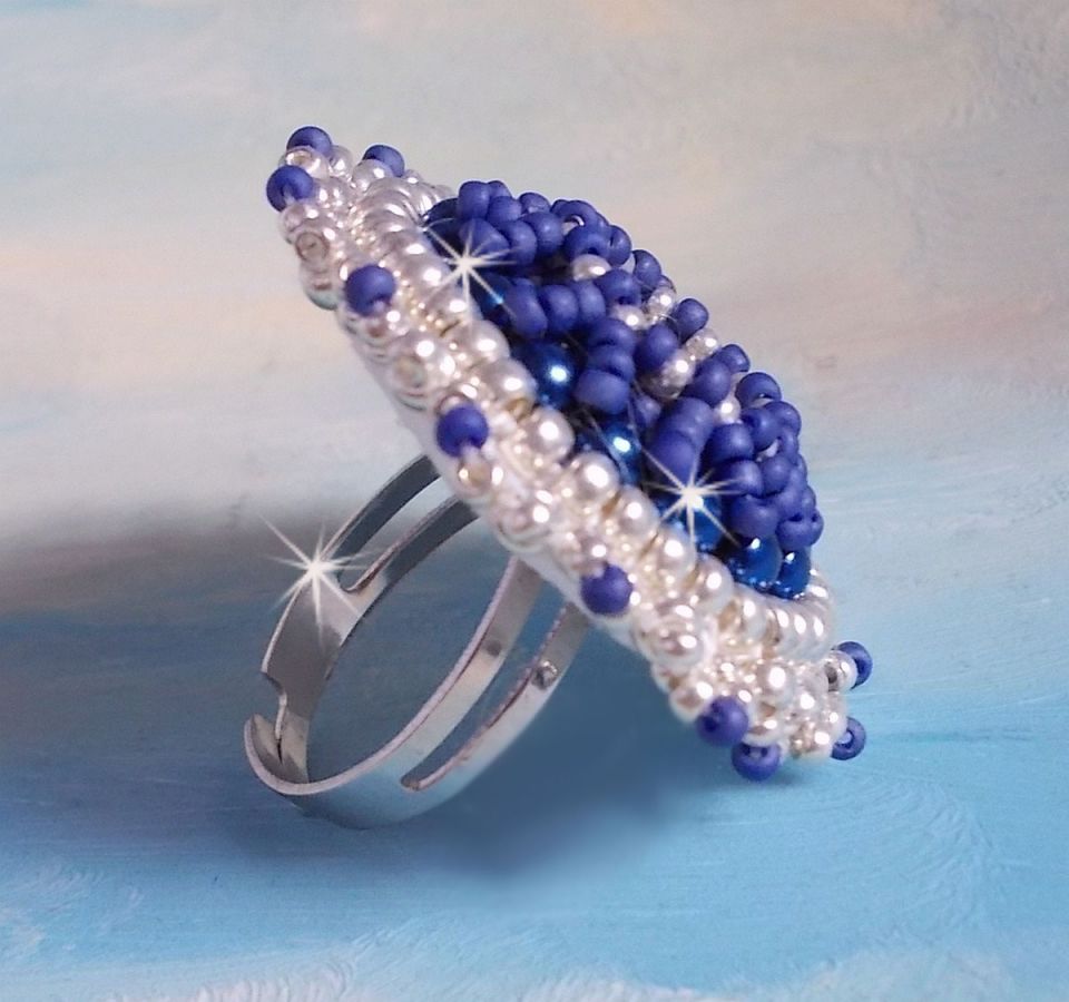 Bague Marine Bleu brod&eacute;e avec un cabochon en Cristal orn&eacute; de rocailles Argent&eacute;es de diff&eacute;rentes tailles et Bleu Opaque Cobalt, perles rondes nacr&eacute;es en Verre Bleu Marine sur une bague Argent&eacute;e