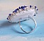 Bague Marine Bleu brod&eacute;e avec un cabochon en Cristal orn&eacute; de rocailles Argent&eacute;es de diff&eacute;rentes tailles et Bleu Opaque Cobalt, perles rondes nacr&eacute;es en Verre Bleu Marine sur une bague Argent&eacute;e