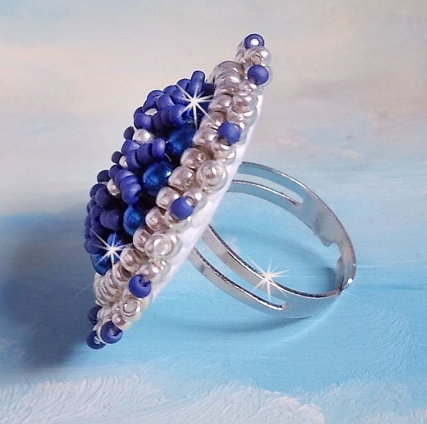 Bague Marine Bleu brod&eacute;e avec un cabochon en Cristal orn&eacute; de rocailles Argent&eacute;es de diff&eacute;rentes tailles et Bleu Opaque Cobalt, perles rondes nacr&eacute;es en Verre Bleu Marine sur une bague Argent&eacute;e