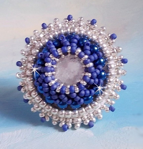 Bague Marine Bleu brod&eacute;e avec un cabochon en Cristal orn&eacute; de rocailles Argent&eacute;es de diff&eacute;rentes tailles et Bleu Opaque Cobalt, perles rondes nacr&eacute;es en Verre Bleu Marine sur une bague Argent&eacute;e