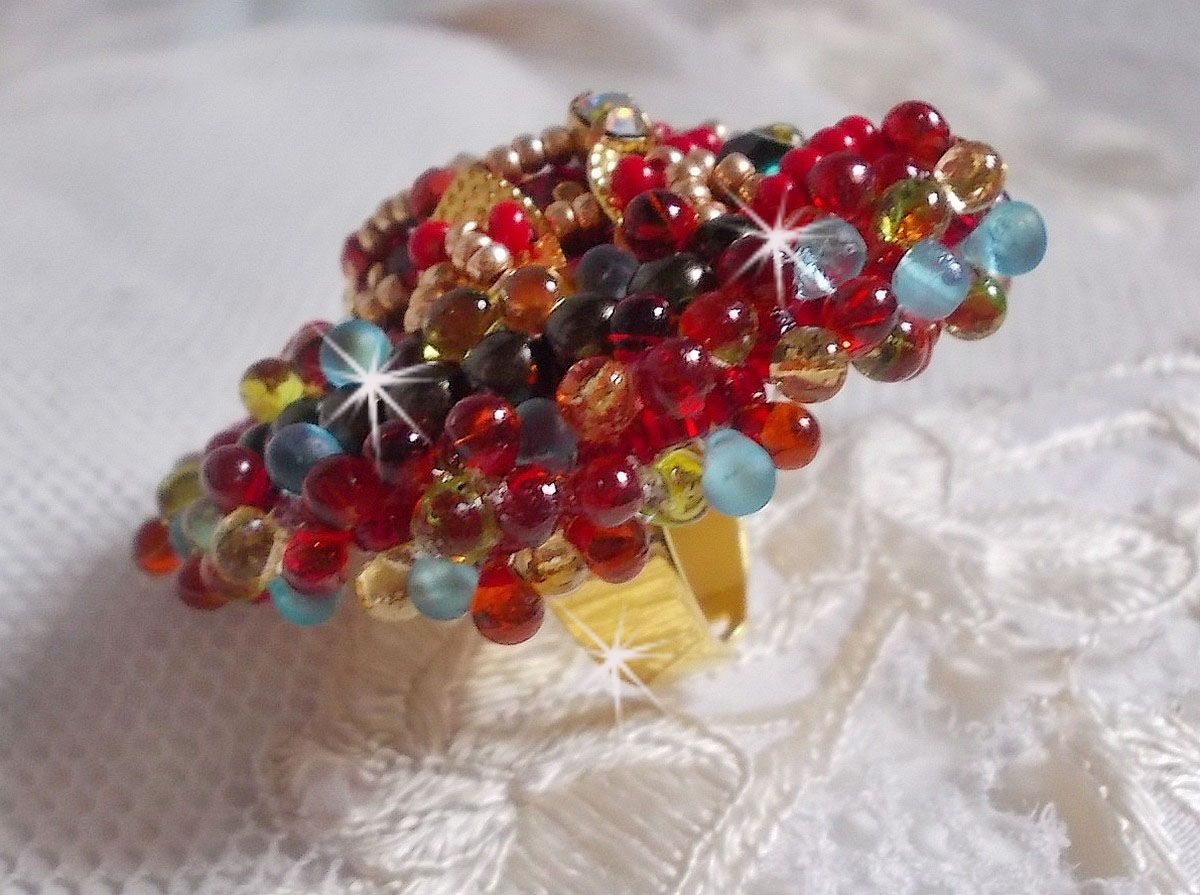 Bague Mia brod&eacute;e avec un cabochon octogone des ann&eacute;es 1960, perles rondes, toupies, chatons, perles nacr&eacute;es, facettes, rocailles, mini gouttes dans les tons Rouge, Corail, Bleu, Kaki, Gold et Bronze 