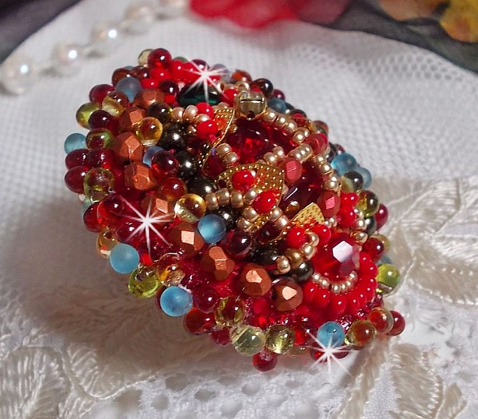 Bague Mia brod&eacute;e avec un cabochon octogone des ann&eacute;es 1960, perles rondes, toupies, chatons, perles nacr&eacute;es, facettes, rocailles, mini gouttes dans les tons Rouge, Corail, Bleu, Kaki, Gold et Bronze 