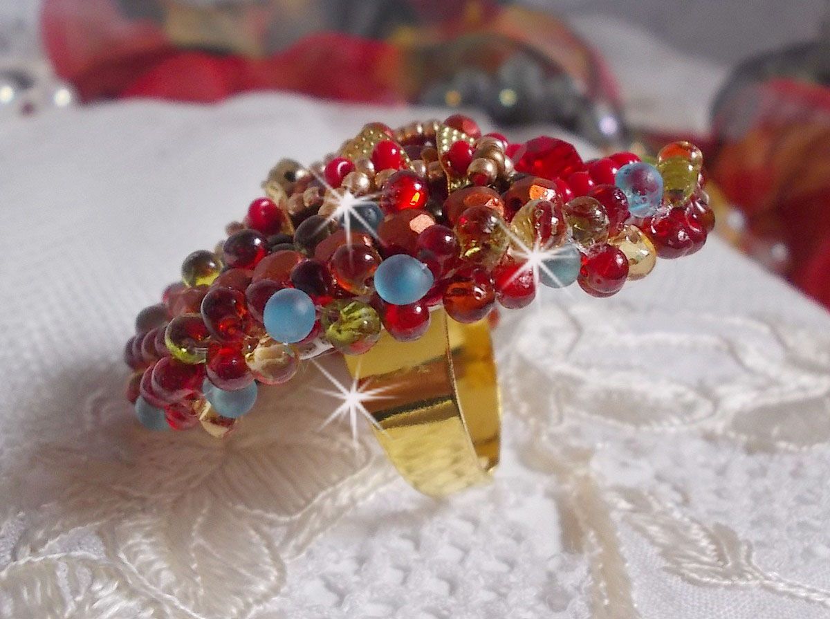 Bague Mia brod&eacute;e avec un cabochon octogone des ann&eacute;es 1960, perles rondes, toupies, chatons, perles nacr&eacute;es, facettes, rocailles, mini gouttes dans les tons Rouge, Corail, Bleu, Kaki, Gold et Bronze 