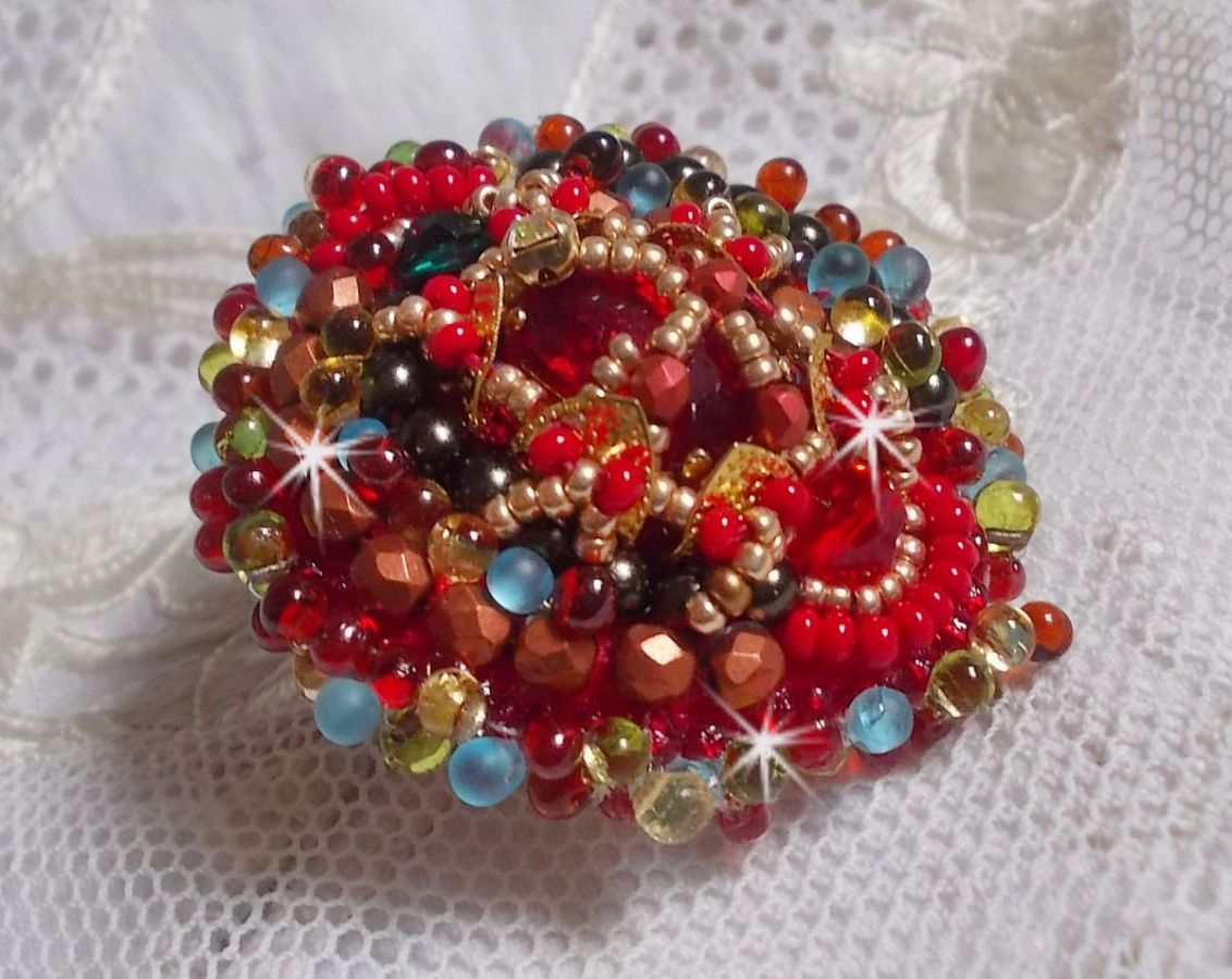 Bague Mia brod&eacute;e avec un cabochon octogone des ann&eacute;es 1960, perles rondes, toupies, chatons, perles nacr&eacute;es, facettes, rocailles, mini gouttes dans les tons Rouge, Corail, Bleu, Kaki, Gold et Bronze 