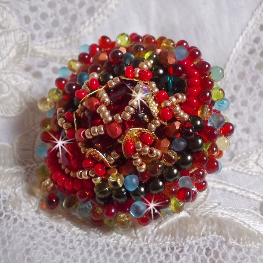 Bague Mia brod&eacute;e avec un cabochon octogone des ann&eacute;es 1960, perles rondes, toupies, chatons, perles nacr&eacute;es, facettes, rocailles, mini gouttes dans les tons Rouge, Corail, Bleu, Kaki, Gold et Bronze 