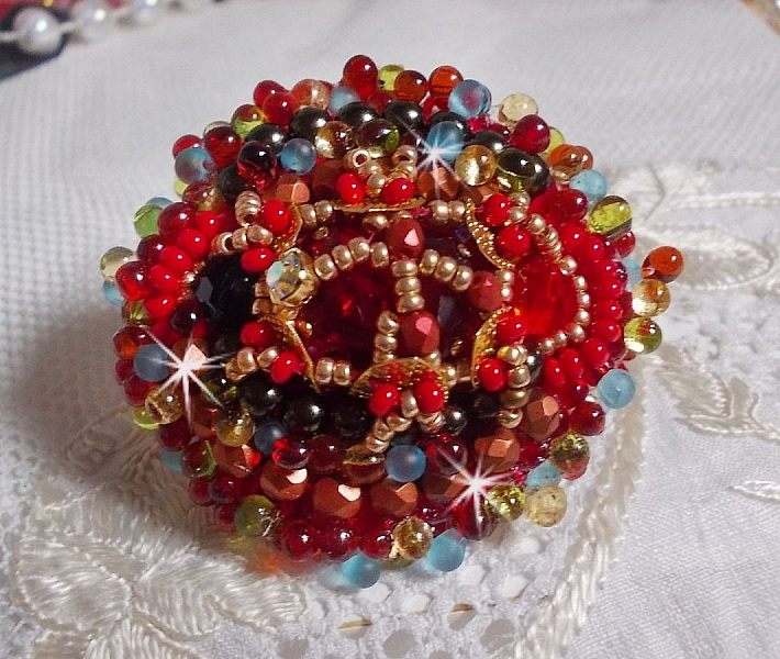 Bague Mia brod&eacute;e avec un cabochon octogone des ann&eacute;es 1960, perles rondes, toupies, chatons, perles nacr&eacute;es, facettes, rocailles, mini gouttes dans les tons Rouge, Corail, Bleu, Kaki, Gold et Bronze 
