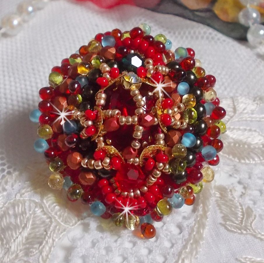 Bague Mia brod&eacute;e avec un cabochon octogone des ann&eacute;es 1960, perles rondes, toupies, chatons, perles nacr&eacute;es, facettes, rocailles, mini gouttes dans les tons Rouge, Corail, Bleu, Kaki, Gold et Bronze 