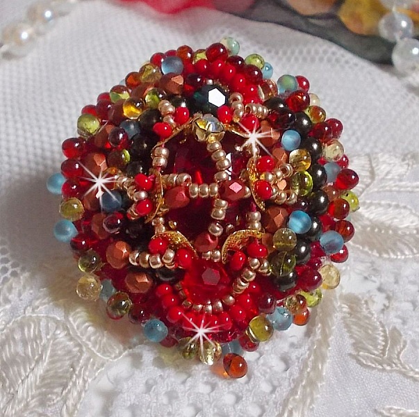 Bague Mia brod&eacute;e avec un cabochon octogone des ann&eacute;es 1960, perles rondes, toupies, chatons, perles nacr&eacute;es, facettes, rocailles, mini gouttes dans les tons Rouge, Corail, Bleu, Kaki, Gold et Bronze 