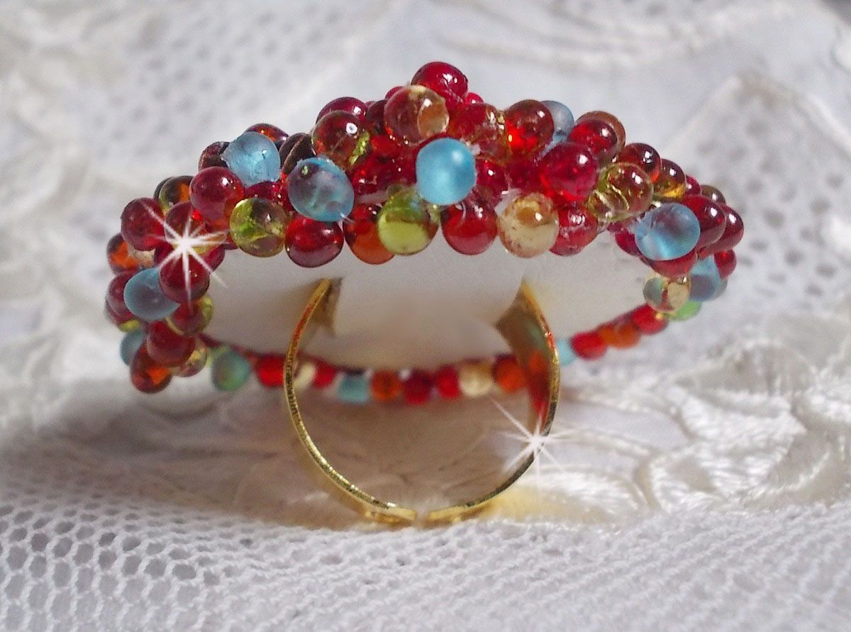 Bague Mia brod&eacute;e avec un cabochon octogone des ann&eacute;es 1960, perles rondes, toupies, chatons, perles nacr&eacute;es, facettes, rocailles, mini gouttes dans les tons Rouge, Corail, Bleu, Kaki, Gold et Bronze 