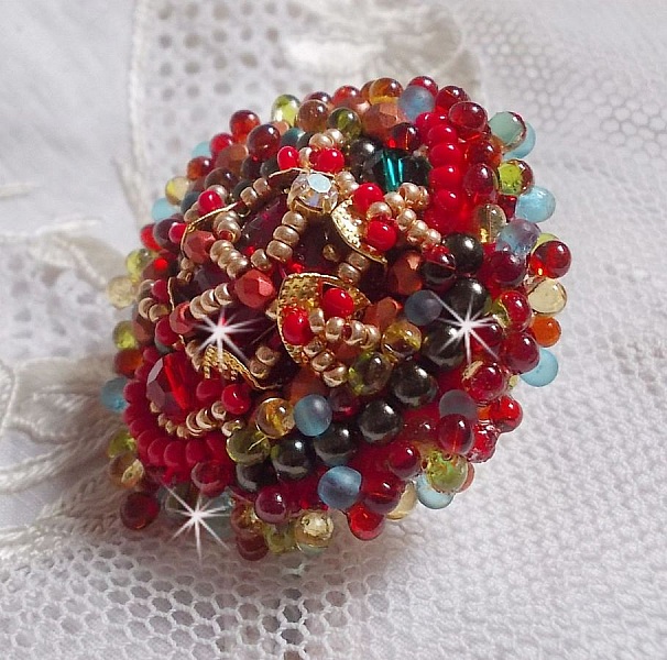 Bague Mia brod&eacute;e avec un cabochon octogone des ann&eacute;es 1960, perles rondes, toupies, chatons, perles nacr&eacute;es, facettes, rocailles, mini gouttes dans les tons Rouge, Corail, Bleu, Kaki, Gold et Bronze 