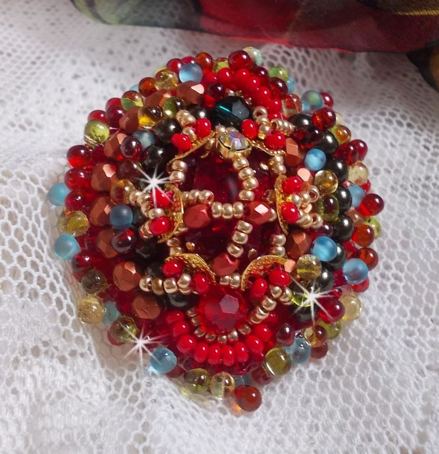 Bague Mia brod&eacute;e avec un cabochon octogone des ann&eacute;es 1960, perles rondes, toupies, chatons, perles nacr&eacute;es, facettes, rocailles, mini gouttes dans les tons Rouge, Corail, Bleu, Kaki, Gold et Bronze 