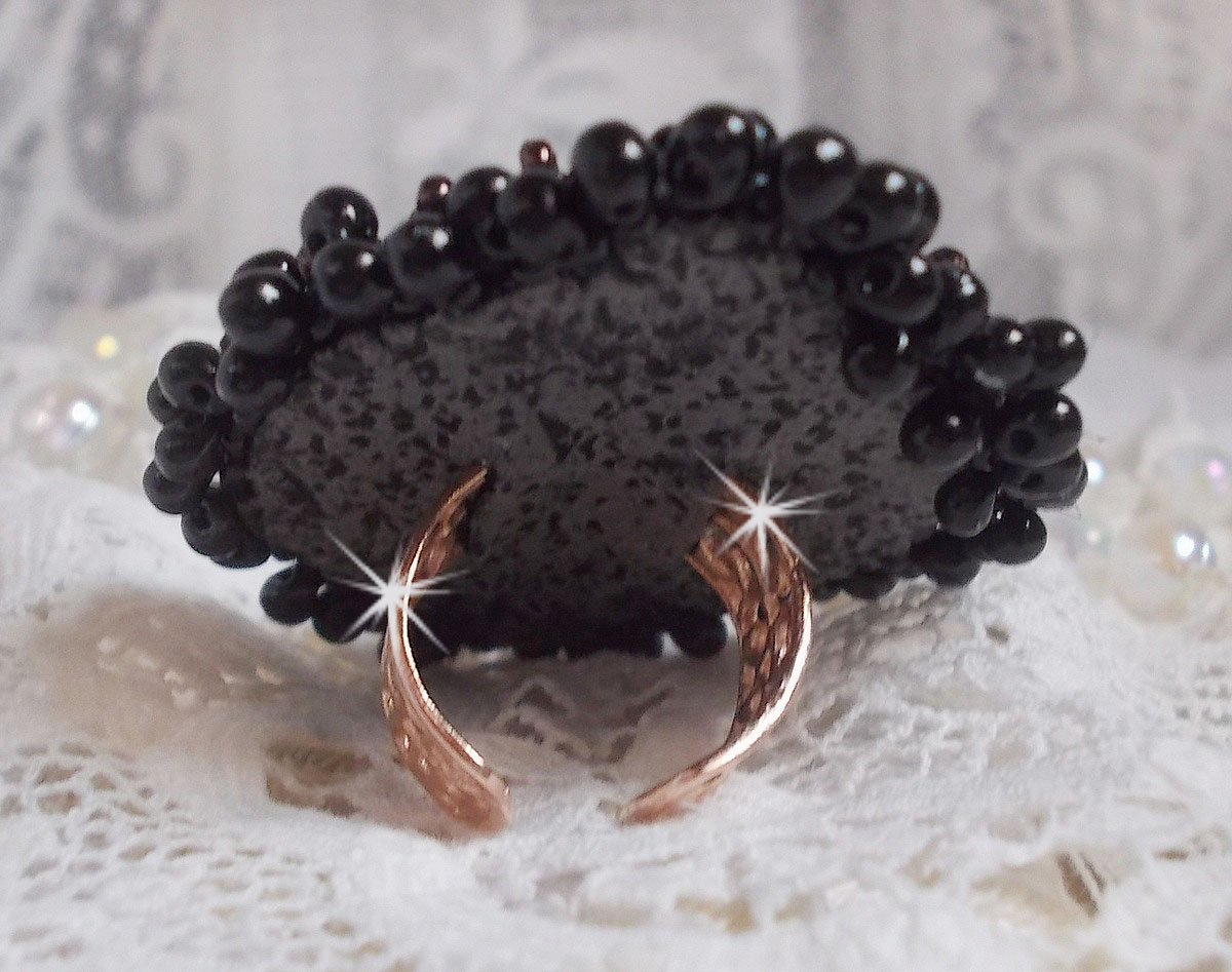 Bague Midnight Daisy brod&eacute;e avec des perles nacr&eacute;es noires, des chatons Cristal et des rocailles Miyuki