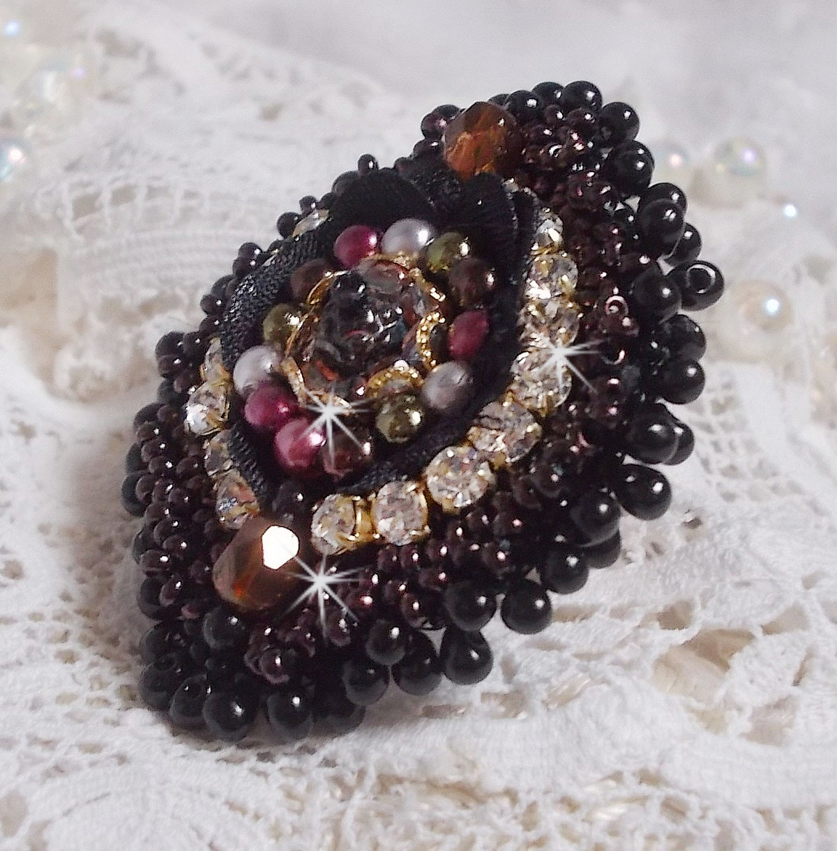 Bague Midnight Daisy brod&eacute;e avec des perles nacr&eacute;es noires, des chatons Cristal et des rocailles Miyuki