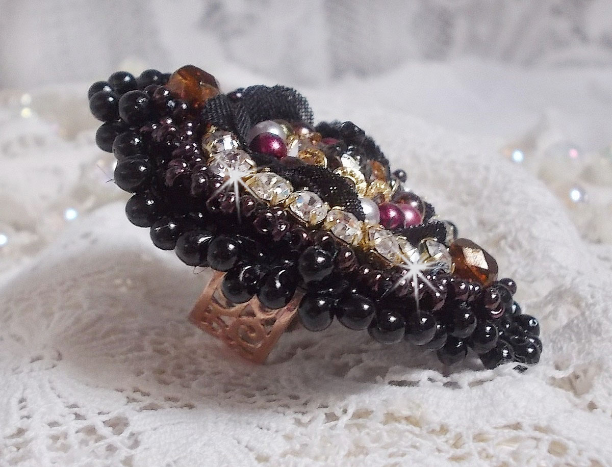 Bague Midnight Daisy brod&eacute;e avec des perles nacr&eacute;es noires, des chatons Cristal et des rocailles Miyuki