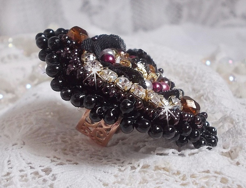 Bague Midnight Daisy brod&eacute;e avec des perles nacr&eacute;es noires, des chatons Cristal et des rocailles Miyuki