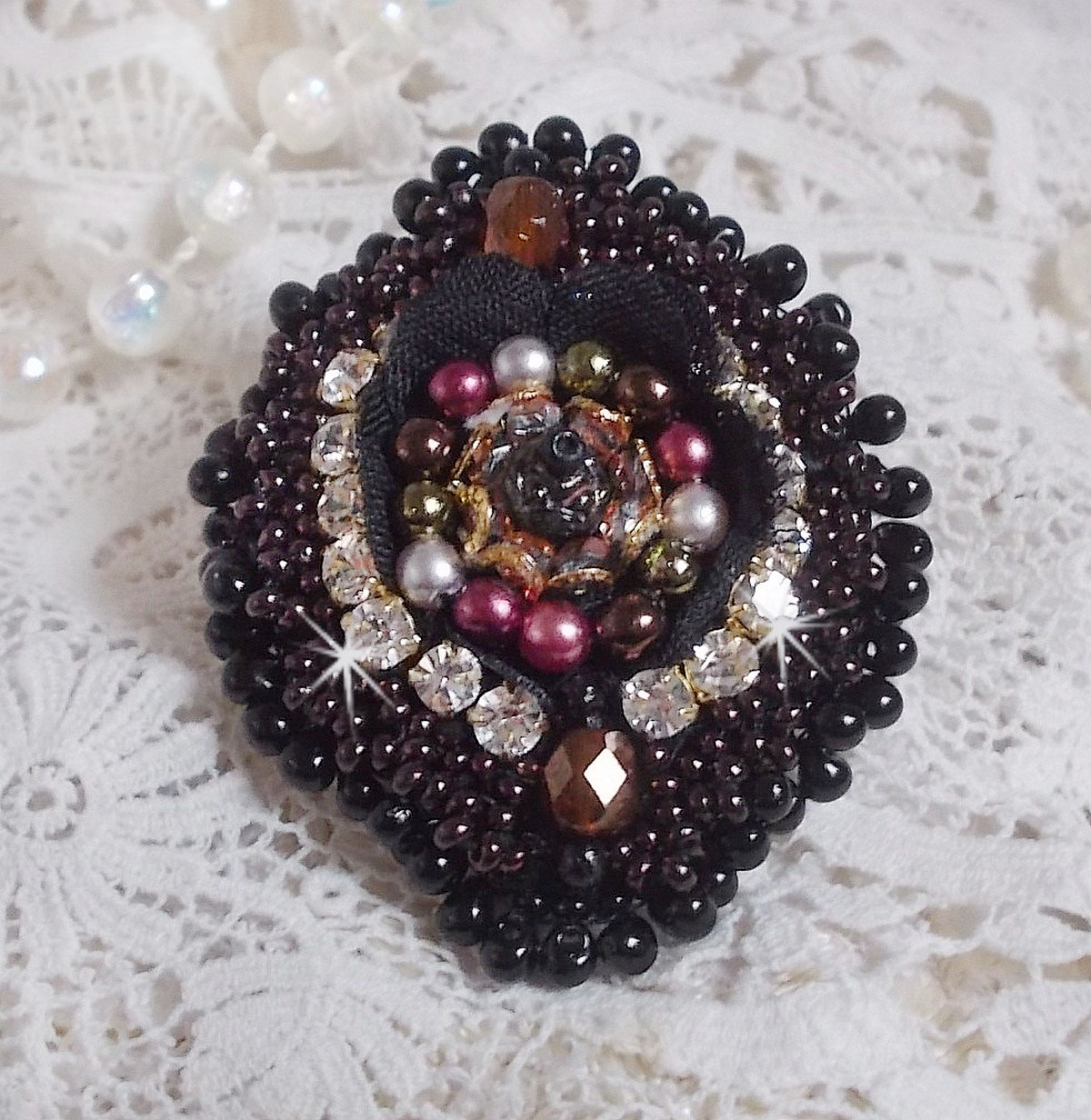 Bague Midnight Daisy brod&eacute;e avec des perles nacr&eacute;es noires, des chatons Cristal et des rocailles Miyuki