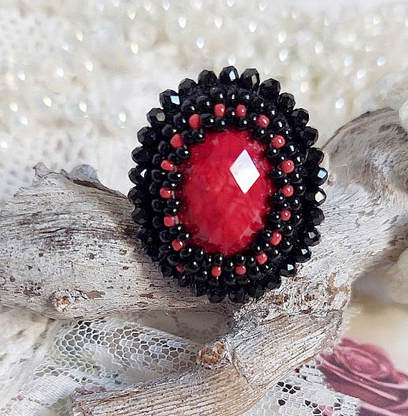 Bague Midnight in Paris brod&eacute;e avec cabochon ovale r&eacute;sine, rocailles en verre, perles rondes aplaties et bague laiton