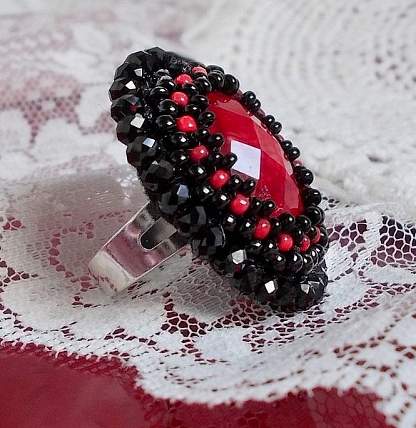 Bague Midnight in Paris brod&eacute;e avec cabochon ovale r&eacute;sine, rocailles en verre, perles rondes aplaties et bague laiton