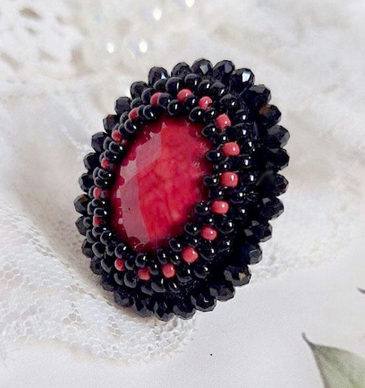 Bague Midnight in Paris brod&eacute;e avec cabochon ovale r&eacute;sine, rocailles en verre, perles rondes aplaties et bague laiton