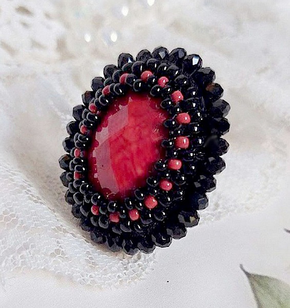 Bague Midnight in Paris brod&eacute;e avec cabochon ovale r&eacute;sine, rocailles en verre, perles rondes aplaties et bague laiton