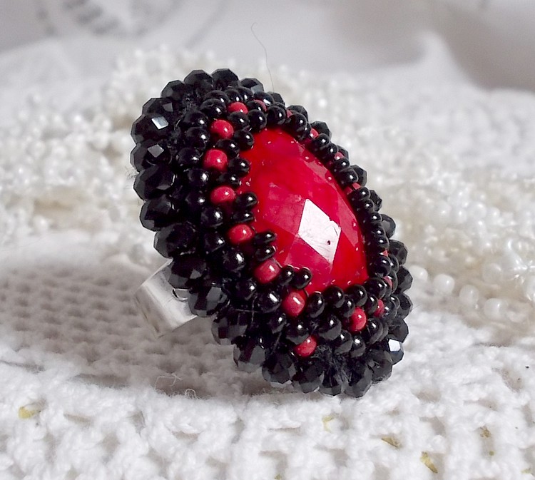Bague Midnight in Paris brod&eacute;e avec cabochon ovale r&eacute;sine, rocailles en verre, perles rondes aplaties et bague laiton