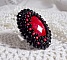 Bague Midnight in Paris brod&eacute;e avec cabochon ovale r&eacute;sine, rocailles en verre, perles rondes aplaties et bague laiton