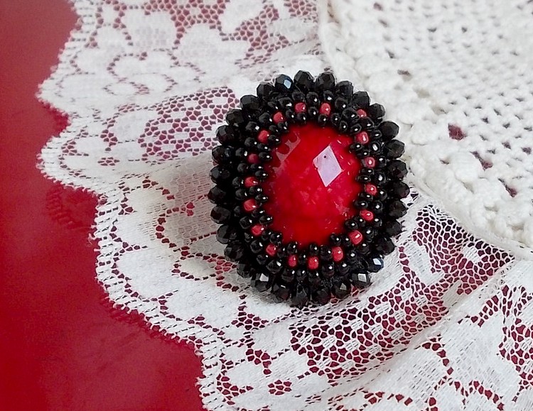 Bague Midnight in Paris brod&eacute;e avec cabochon ovale r&eacute;sine, rocailles en verre, perles rondes aplaties et bague laiton