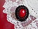 Bague Midnight in Paris brod&eacute;e avec cabochon ovale r&eacute;sine, rocailles en verre, perles rondes aplaties et bague laiton