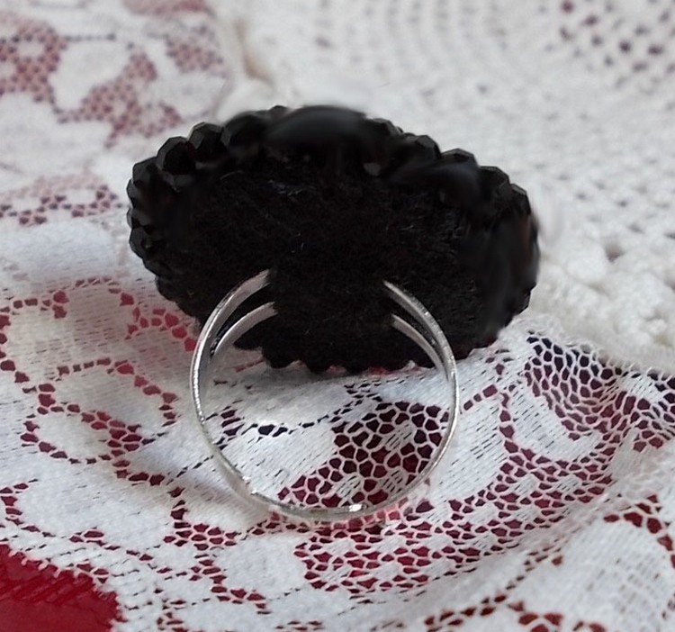 Bague Midnight in Paris brod&eacute;e avec cabochon ovale r&eacute;sine, rocailles en verre, perles rondes aplaties et bague laiton