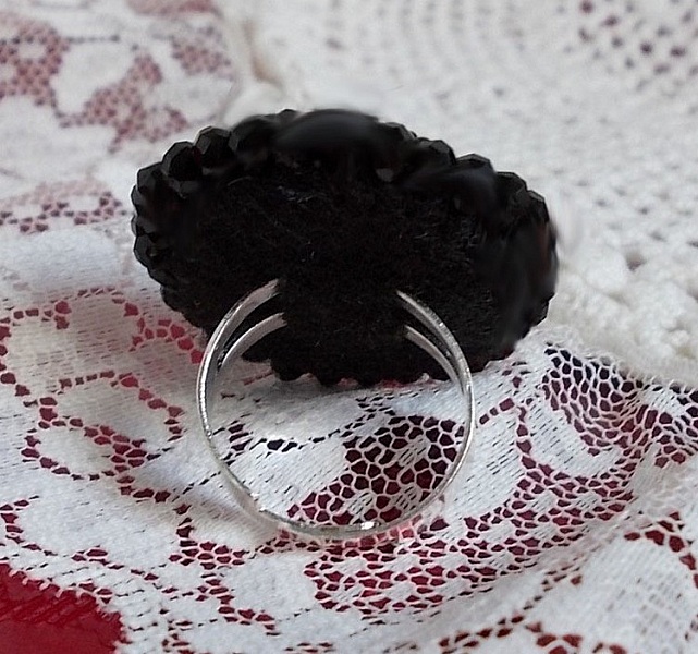 Bague Midnight in Paris brod&eacute;e avec cabochon ovale r&eacute;sine, rocailles en verre, perles rondes aplaties et bague laiton