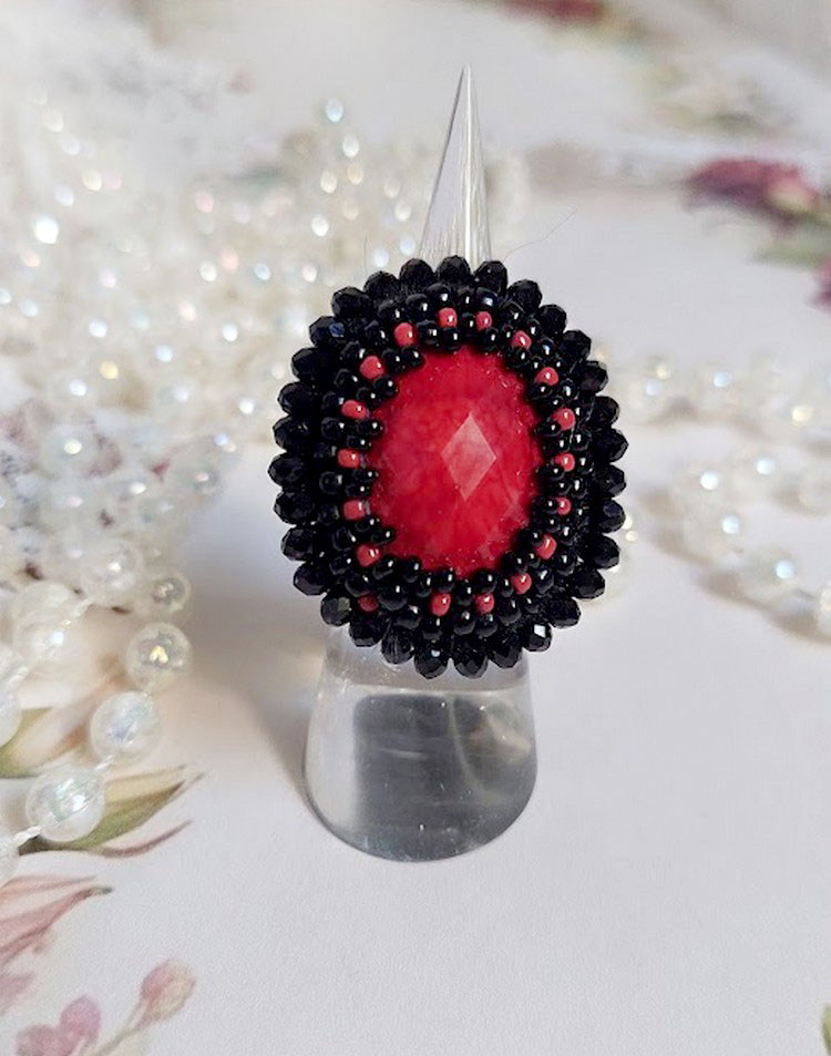 Bague Midnight in Paris brod&eacute;e avec cabochon ovale r&eacute;sine, rocailles en verre, perles rondes aplaties et bague laiton