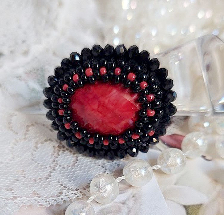 Bague Midnight in Paris brod&eacute;e avec cabochon ovale r&eacute;sine, rocailles en verre, perles rondes aplaties et bague laiton