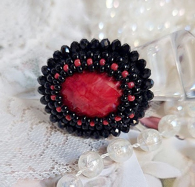 Bague Midnight in Paris brod&eacute;e avec cabochon ovale r&eacute;sine, rocailles en verre, perles rondes aplaties et bague laiton