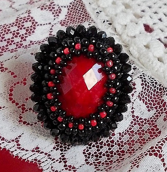 Bague Midnight in Paris brod&eacute;e avec cabochon ovale r&eacute;sine, rocailles en verre, perles rondes aplaties et bague laiton