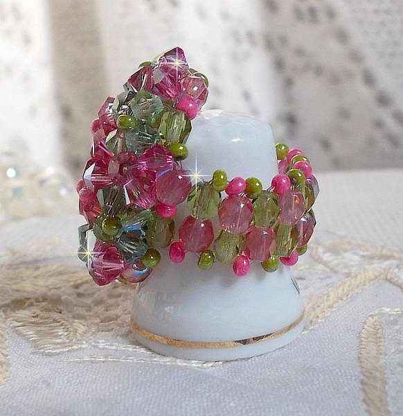 Bague Miss Lady mont&eacute;e avec une superposition de toupies en Cristal de qualit&eacute; AB, facettes de boh&egrave;me de m&ecirc;me qualit&eacute; et rocailles. L&rsquo;ensemble sont de deux couleurs : le Rose et le Vert. El&eacute;gance