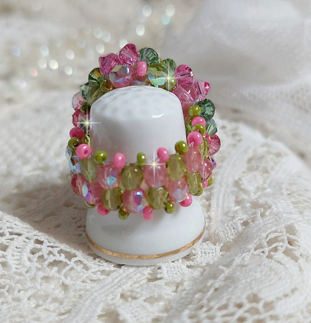 Bague Miss Lady mont&eacute;e avec une superposition de toupies en Cristal de qualit&eacute; AB, facettes de boh&egrave;me de m&ecirc;me qualit&eacute; et rocailles. L&rsquo;ensemble sont de deux couleurs : le Rose et le Vert. El&eacute;gance