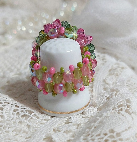 Bague Miss Lady mont&eacute;e avec une superposition de toupies en Cristal de qualit&eacute; AB, facettes de boh&egrave;me de m&ecirc;me qualit&eacute; et rocailles. L&rsquo;ensemble sont de deux couleurs : le Rose et le Vert. El&eacute;gance