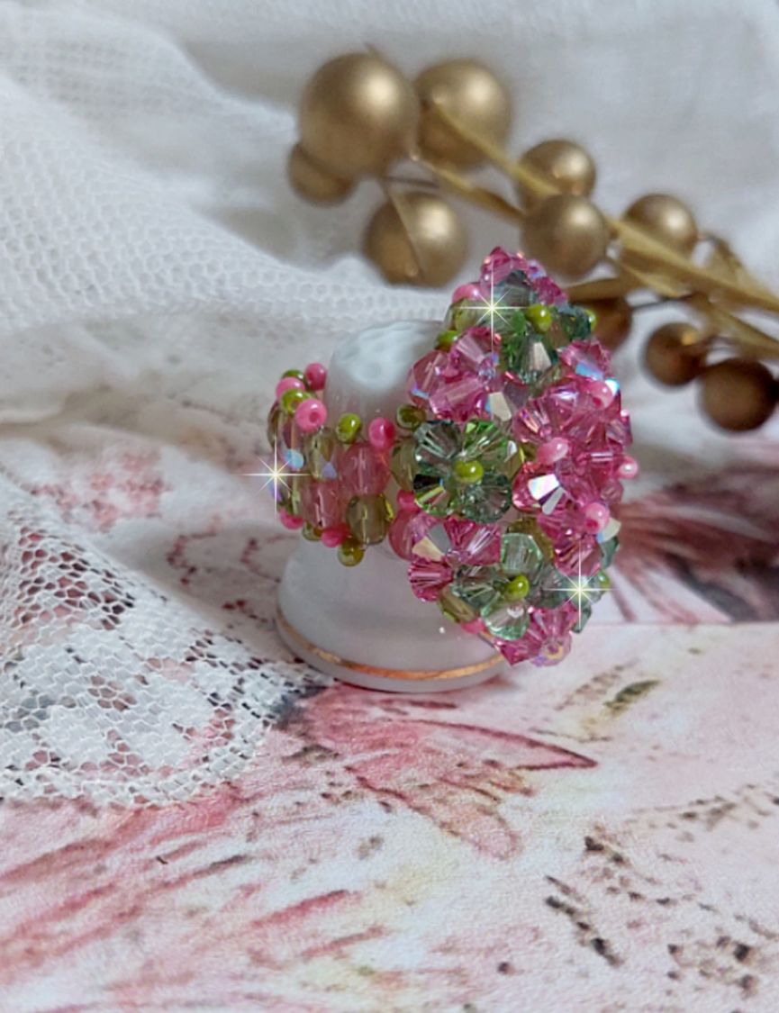Bague Miss Lady mont&eacute;e avec une superposition de toupies en Cristal de qualit&eacute; AB, facettes de boh&egrave;me de m&ecirc;me qualit&eacute; et rocailles. L&rsquo;ensemble sont de deux couleurs : le Rose et le Vert. El&eacute;gance
