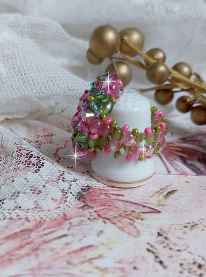 Bague Miss Lady mont&eacute;e avec une superposition de toupies en Cristal de qualit&eacute; AB, facettes de boh&egrave;me de m&ecirc;me qualit&eacute; et rocailles. L&rsquo;ensemble sont de deux couleurs : le Rose et le Vert. El&eacute;gance