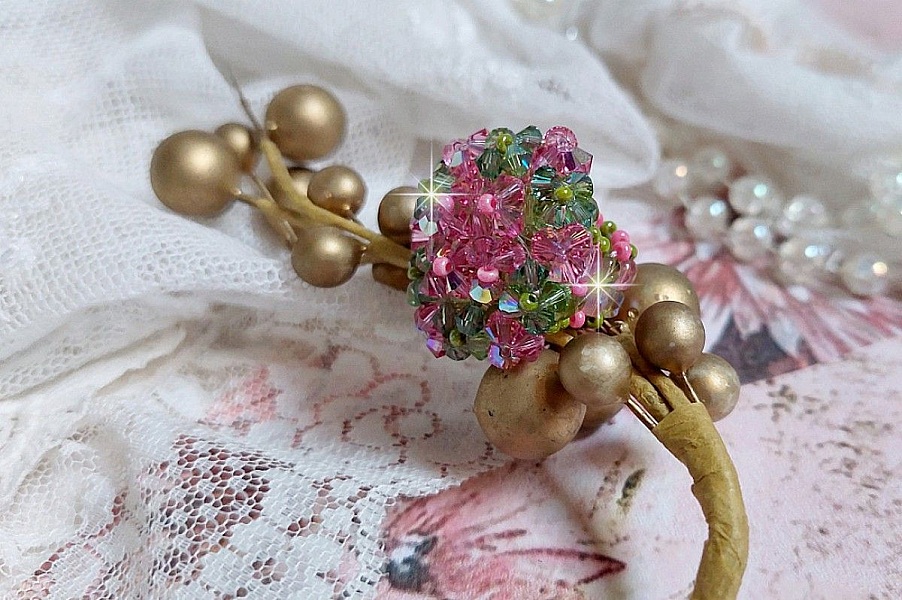 Bague Miss Lady mont&eacute;e avec une superposition de toupies en Cristal de qualit&eacute; AB, facettes de boh&egrave;me de m&ecirc;me qualit&eacute; et rocailles. L&rsquo;ensemble sont de deux couleurs : le Rose et le Vert. El&eacute;gance