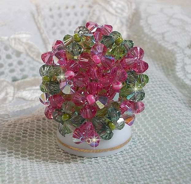 Bague Miss Lady mont&eacute;e avec une superposition de toupies en Cristal de qualit&eacute; AB, facettes de boh&egrave;me de m&ecirc;me qualit&eacute; et rocailles. L&rsquo;ensemble sont de deux couleurs : le Rose et le Vert. El&eacute;gance
