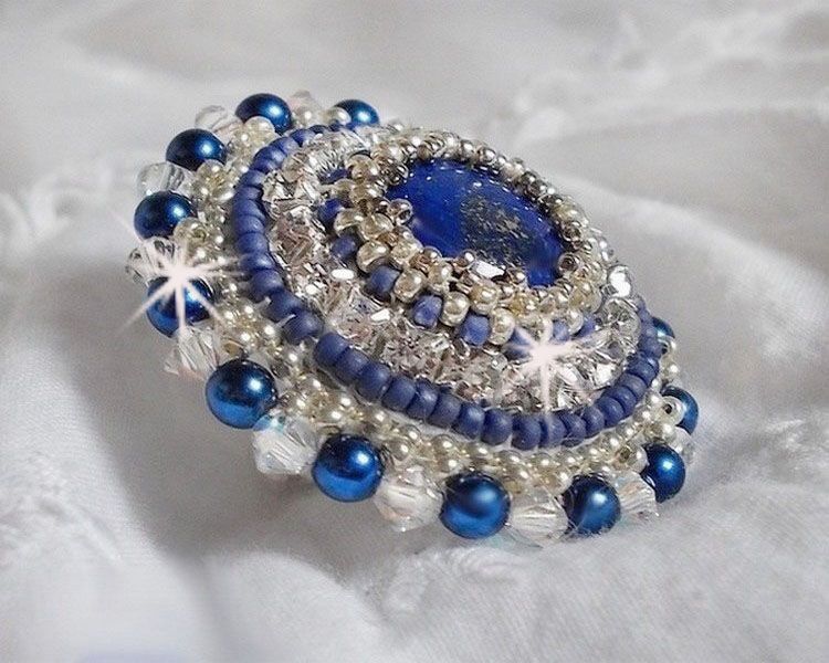Bague Nil Bleu brod&eacute;e avec un cabochon Lapis Lazuli orn&eacute; de rocailles Argent&eacute;es et Bleu Opaque Cobalt Miyuki, chatons en Cristal, perles rondes nacr&eacute;es Bleu Marine sur une bague en Laiton Argent&eacute;