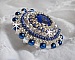 Bague Nil Bleu brod&eacute;e avec un cabochon Lapis Lazuli orn&eacute; de rocailles Argent&eacute;es et Bleu Opaque Cobalt Miyuki, chatons en Cristal, perles rondes nacr&eacute;es Bleu Marine sur une bague en Laiton Argent&eacute;