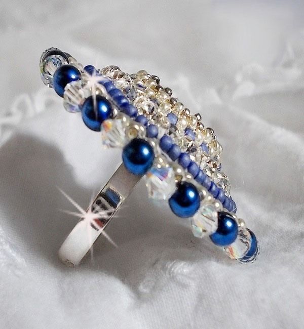 Bague Nil Bleu brod&eacute;e avec un cabochon Lapis Lazuli orn&eacute; de rocailles Argent&eacute;es et Bleu Opaque Cobalt Miyuki, chatons en Cristal, perles rondes nacr&eacute;es Bleu Marine sur une bague en Laiton Argent&eacute;